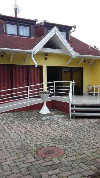 Napfuerdo Vendeghaz Hotel Mezokovesd Bagian luar foto