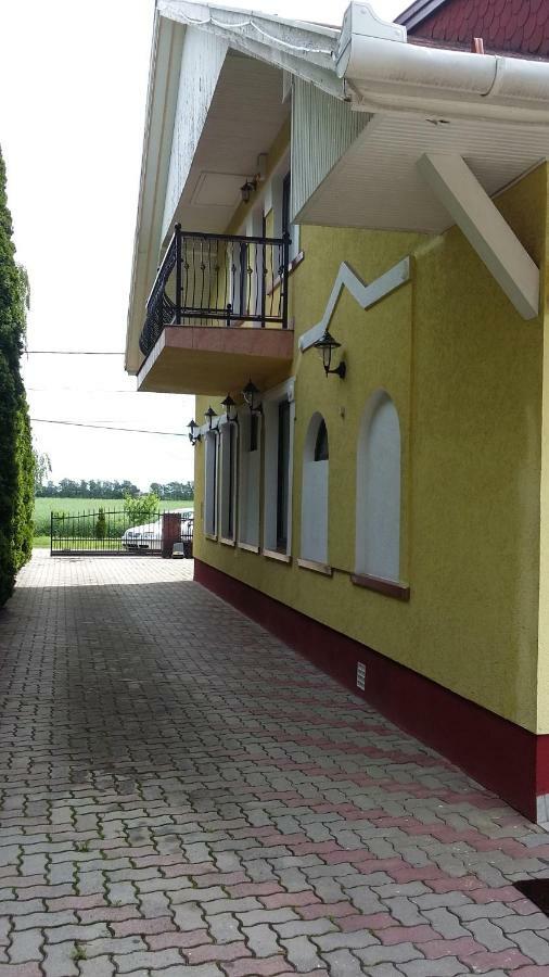 Napfuerdo Vendeghaz Hotel Mezokovesd Bagian luar foto